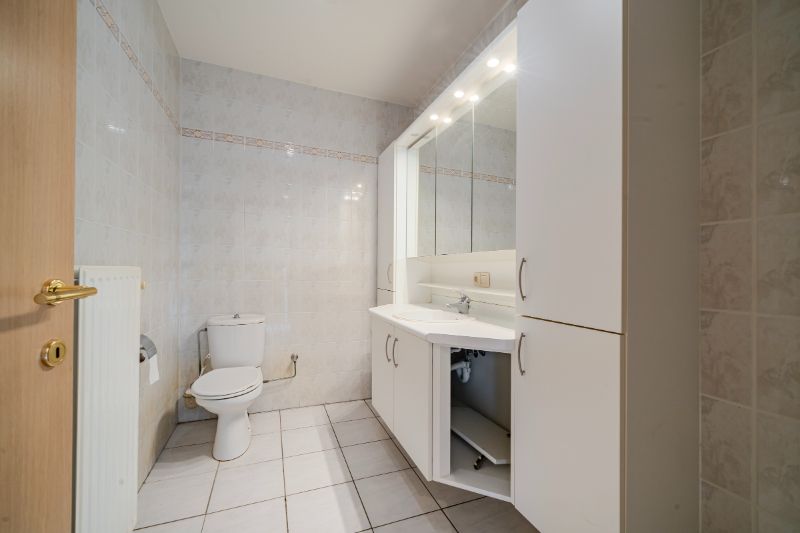 Roeselare-centrum. Lichtrijk 2-slaapkamerappartement in hartje Roeselare met vooraan en achteraan prachtige terrassen. Overal dichtbij en op 4 hoog gelegen ! foto 10