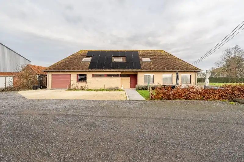 Hoofdfoto van de publicatie: Ruime villa op een landelijke perceel met een oppervlakte van 940m² !