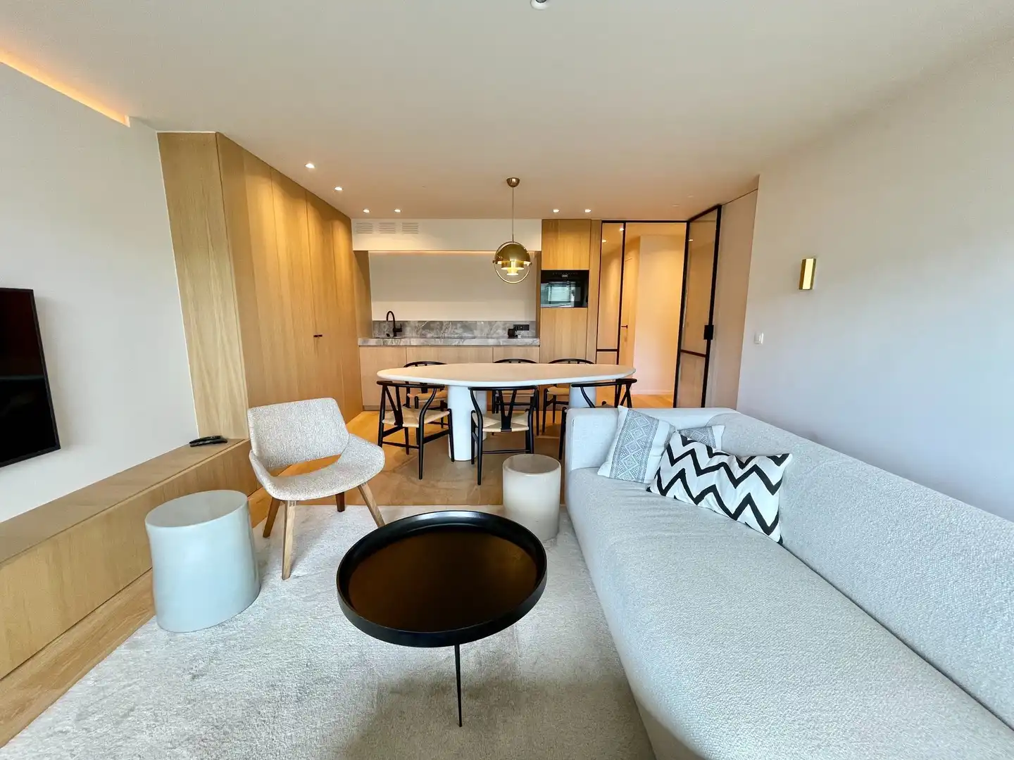 Prachtig afgewerkt, gemeubeld twee slaapkamer appartement heel goed gelegen op de Kustlaan. foto 3