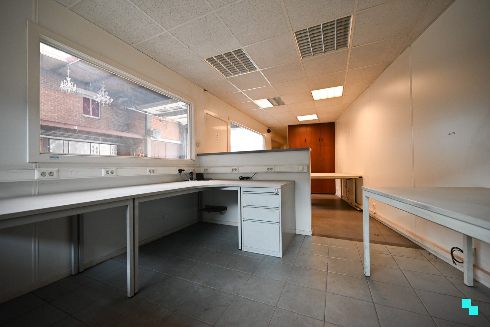 Te renoveren woning met magazijn op zichtlocatie in Izegem foto 3