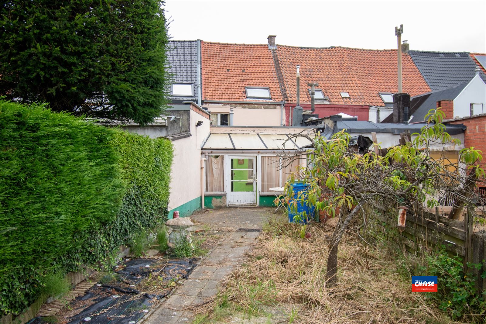 VERKOCHT ONDER VOORWAARDEN !!! Te renoveren woning met 2 slaapkamers en grote tuin foto 10