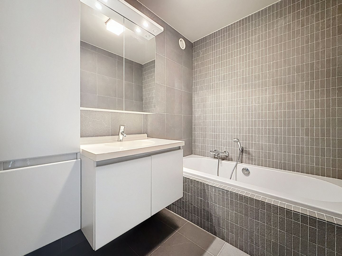 Instapklaar hoekappartement op toplocatie te Oostduinkerke (Sint-André) foto 12