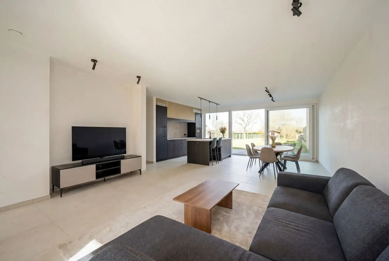 Kwalitatief afgewerkte lichtrijke en ruime nieuwbouw woning met grote tuin en 3 volwaardige slaapkamers foto {{pictureIndex}}