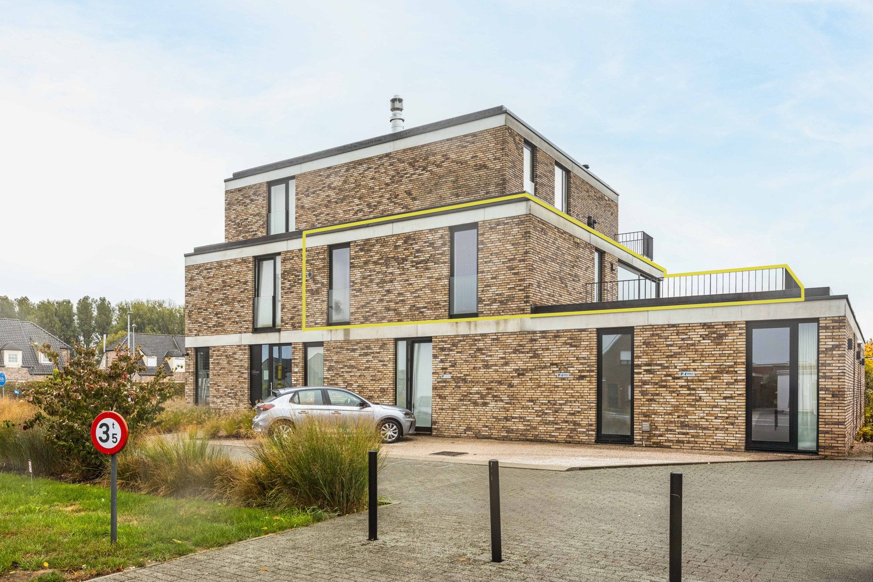 Modern NB appartement 2slpk, fantastisch terras & 2 parkpl. foto {{pictureIndex}}