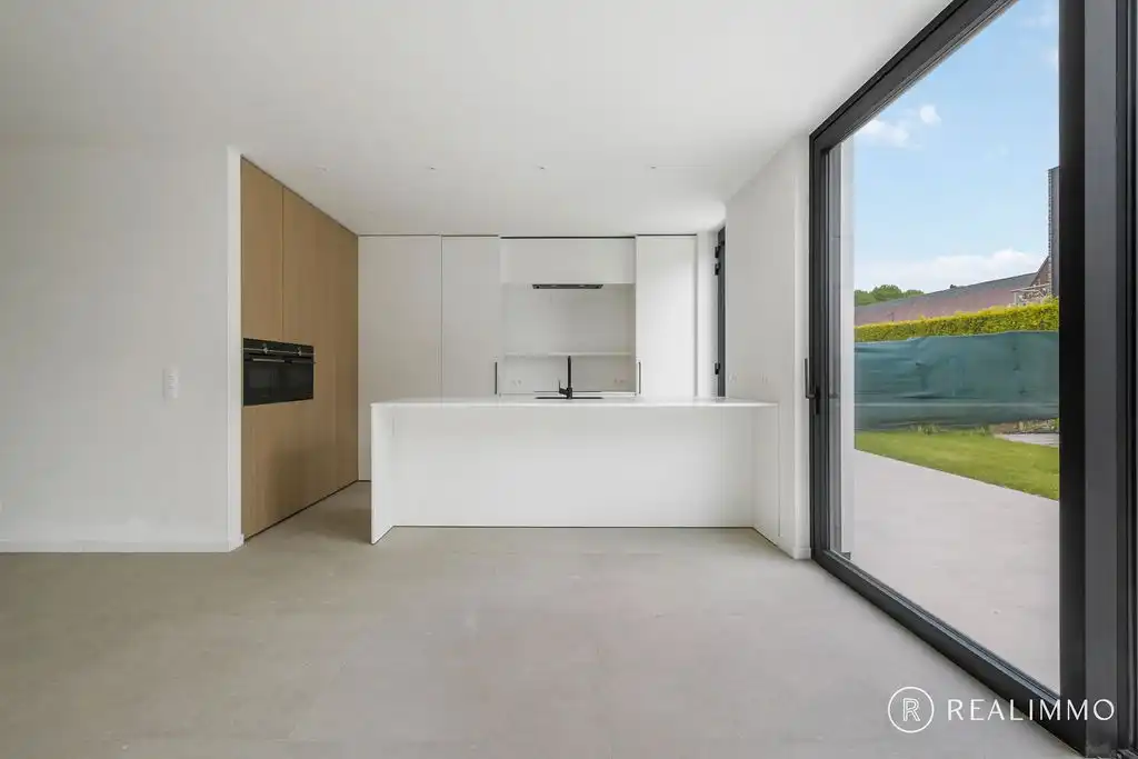 Instapklaar & stijlvol wonen met aangelegde tuin, oprit én terras! foto 3