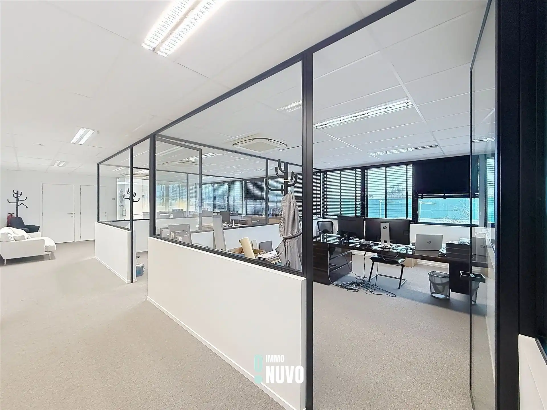 Magazijnen + Kantoren + Showroom foto 19