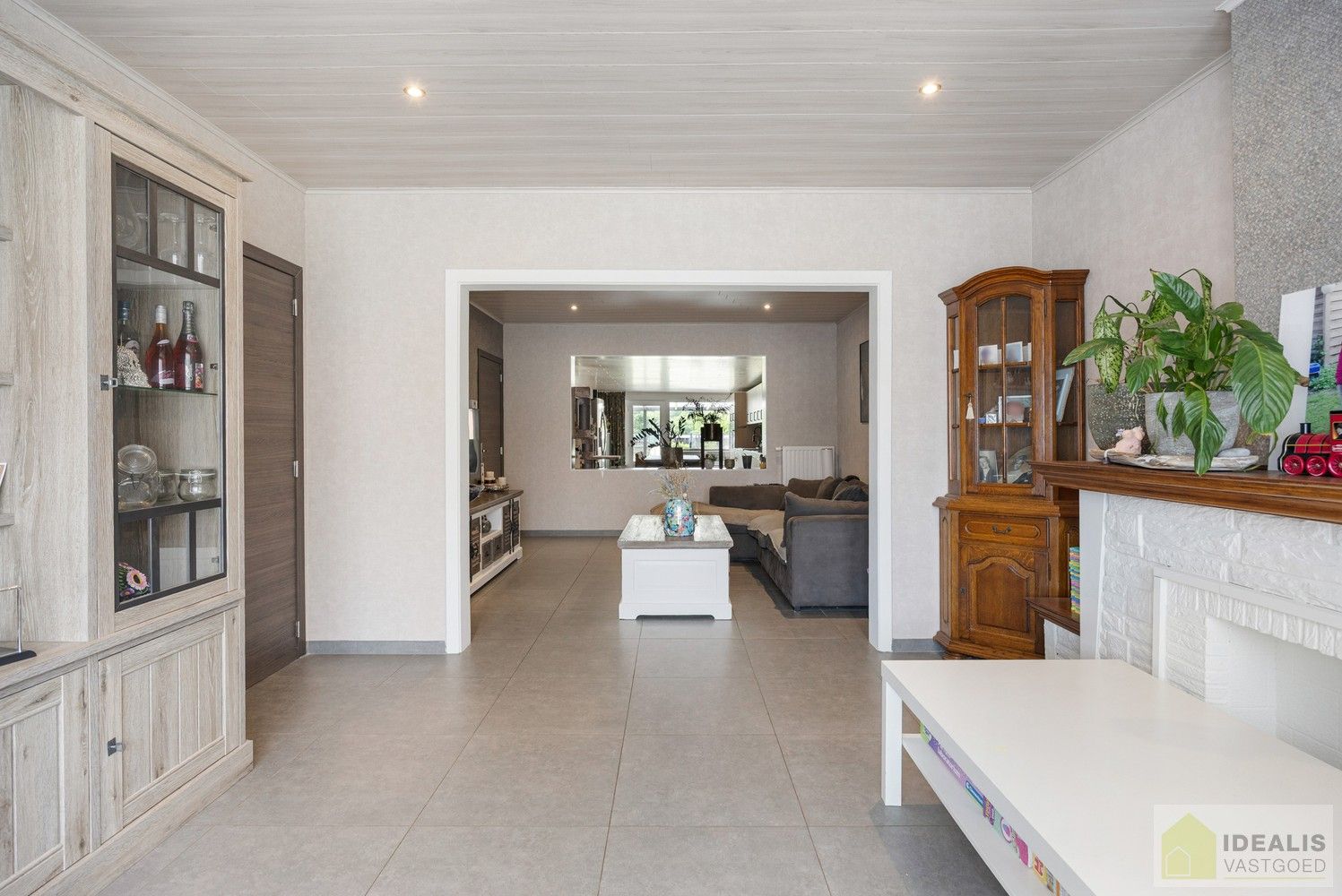 IDEALIS VASTGOED – RECENT GERENOVEERDE WONING (2021) OP EEN PERCEEL VAN MAAR LIEFST 8A92CA OP EEN ZEER GUNSTIGE LOCATIE! Deze ruime woning met een netto bewoonbare oppervlakte van +- 170m² bevindt zich langs de Paalseweg in Hulst, deelgemeente van Tessenderlo-Ham. Naast de perfecte ligging is het een prachtig afgewerkte woning met een royale leefruimte, zeer ruime open keuken, 3 slaapkamers en badkamer. Een uniek aanbod voor wie op zoek is naar een volledig gerenoveerde instapklare woning. foto 4