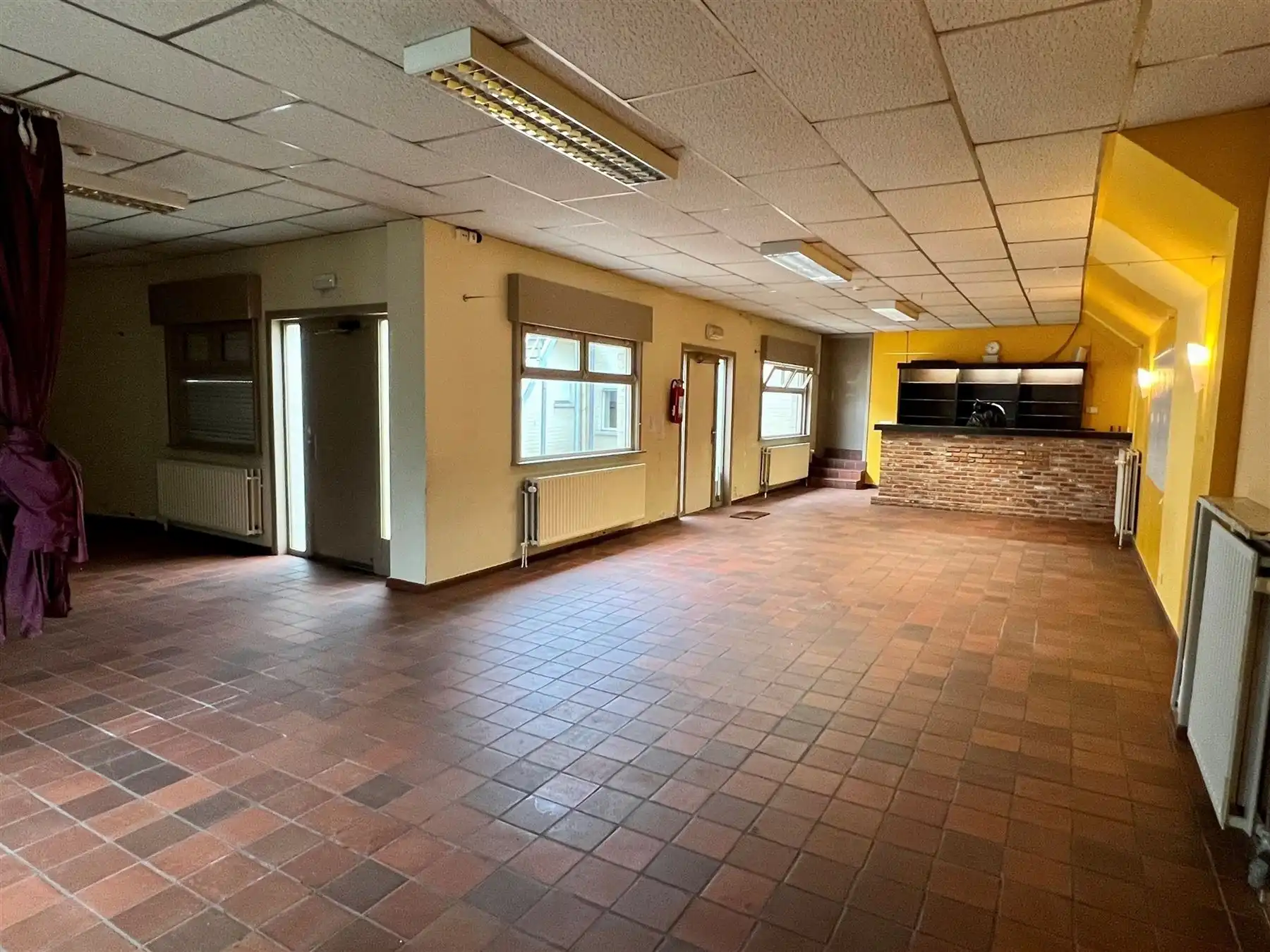 Veelzijdig en ruim commercieel pand met woonst foto 4