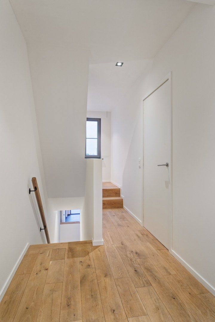 Gerenoveerde woning met prachtige leefruimte en garage! foto 7