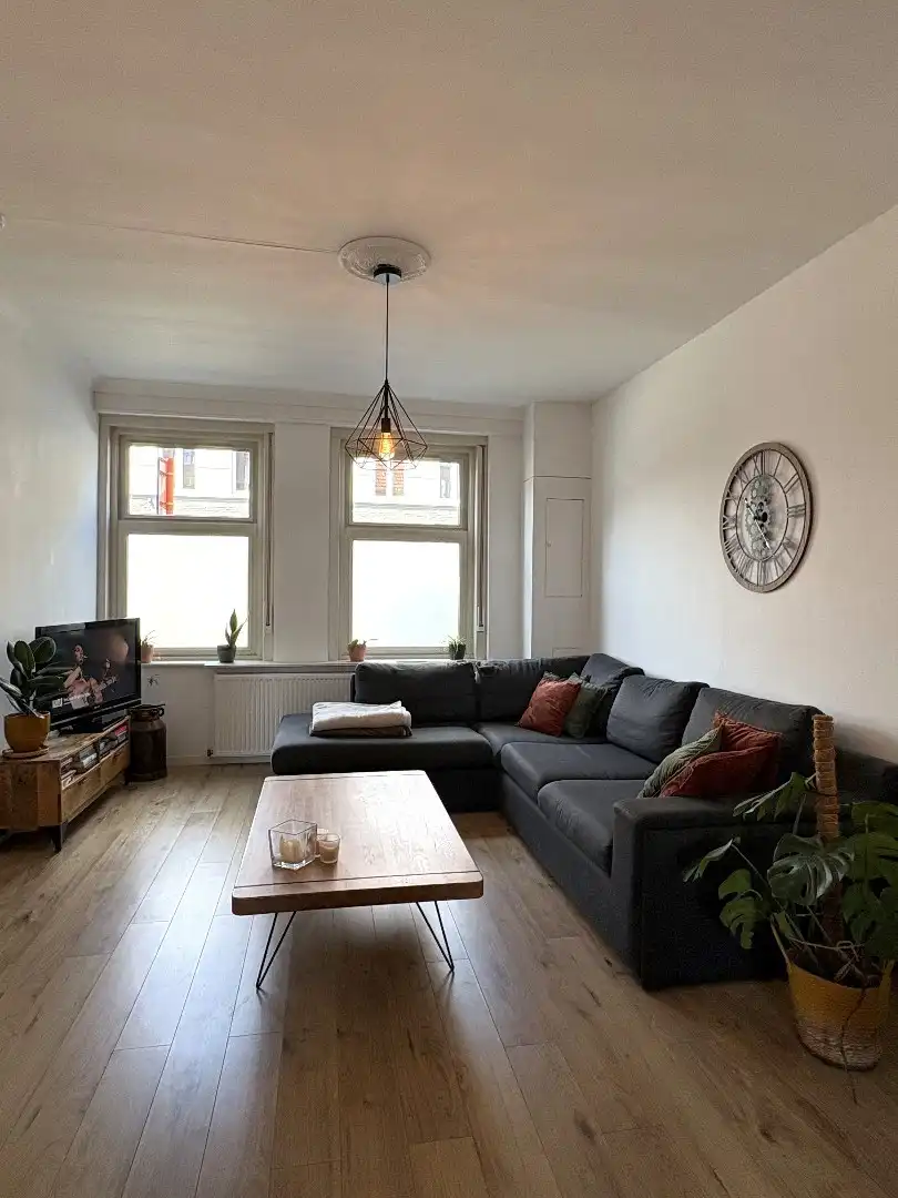 Instapklare woning met 2 slaapkamers en ruime binnenplaats in Menen foto 2
