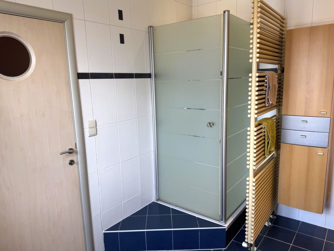 Verrassend ruime woning met achteringang met privéparkeerplaatsen foto 21