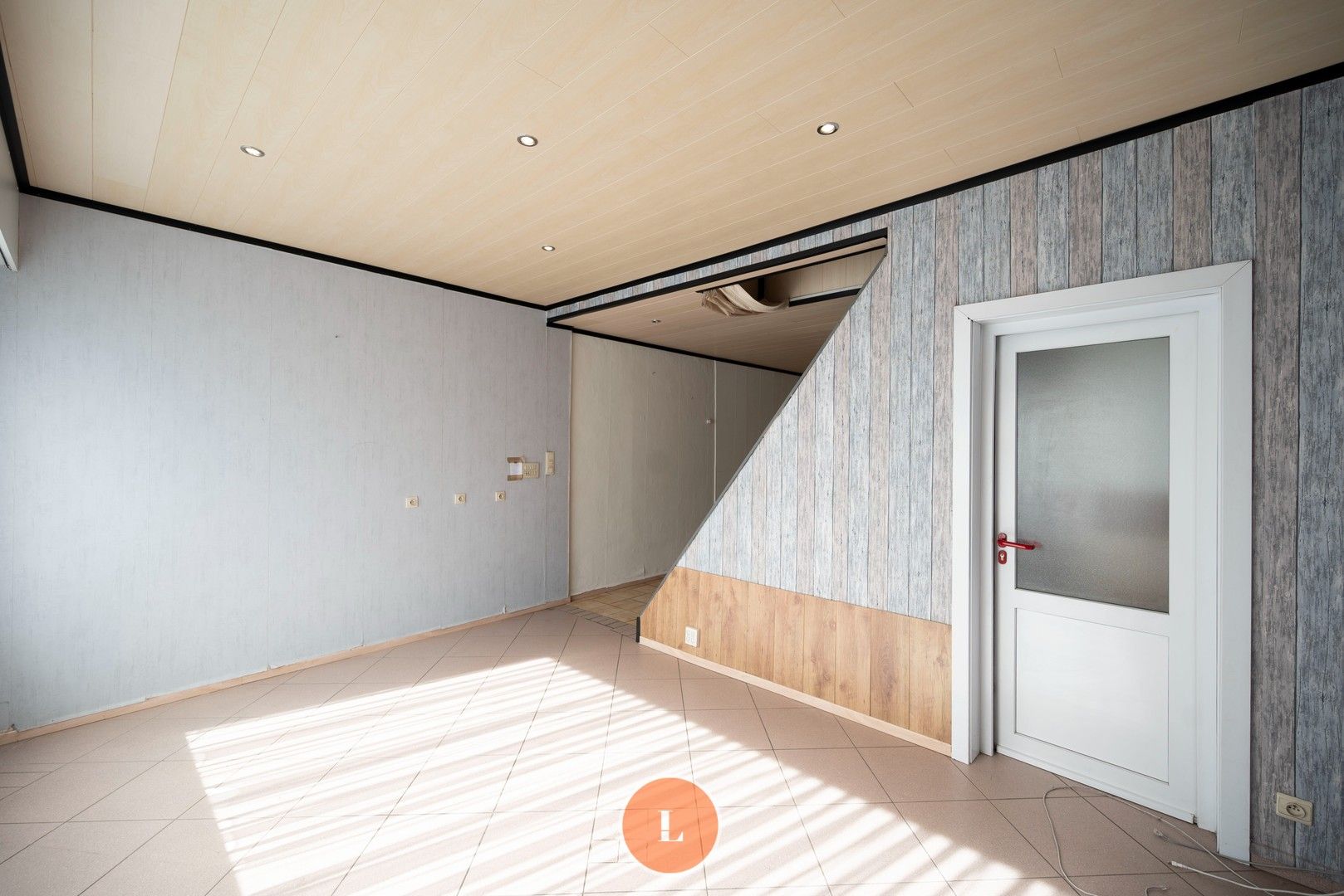 Te renoveren woning met 3 slaapkamers en garage in Menen. foto 3