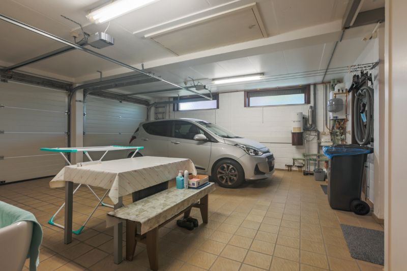 Topligging, Hoog Kortrijk! Te moderniseren alleenstaande woning met 4 slaapkamers, bureau, dubbele garage...ENERGIELABEL C foto 6