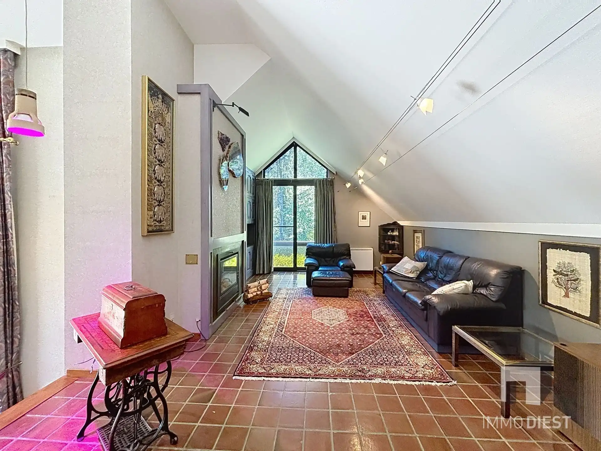 Prachtig gelegen villa met uniek ontwerp op 57a 74ca én achterliggende vijvers op 75a 54ca. foto 10