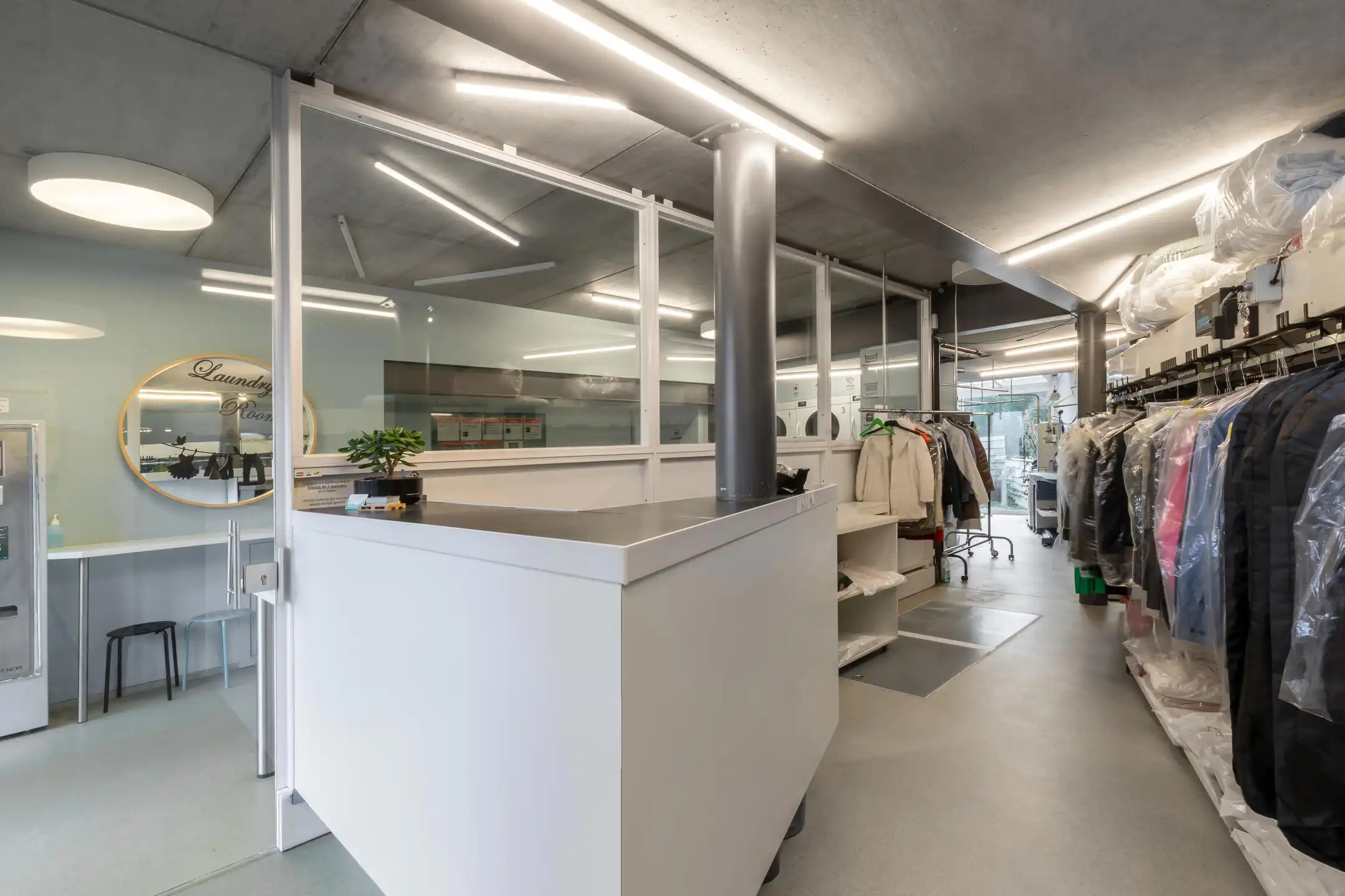 Modern gebouw met handelsgelijksvloers + duplex 1slpk app. foto 5