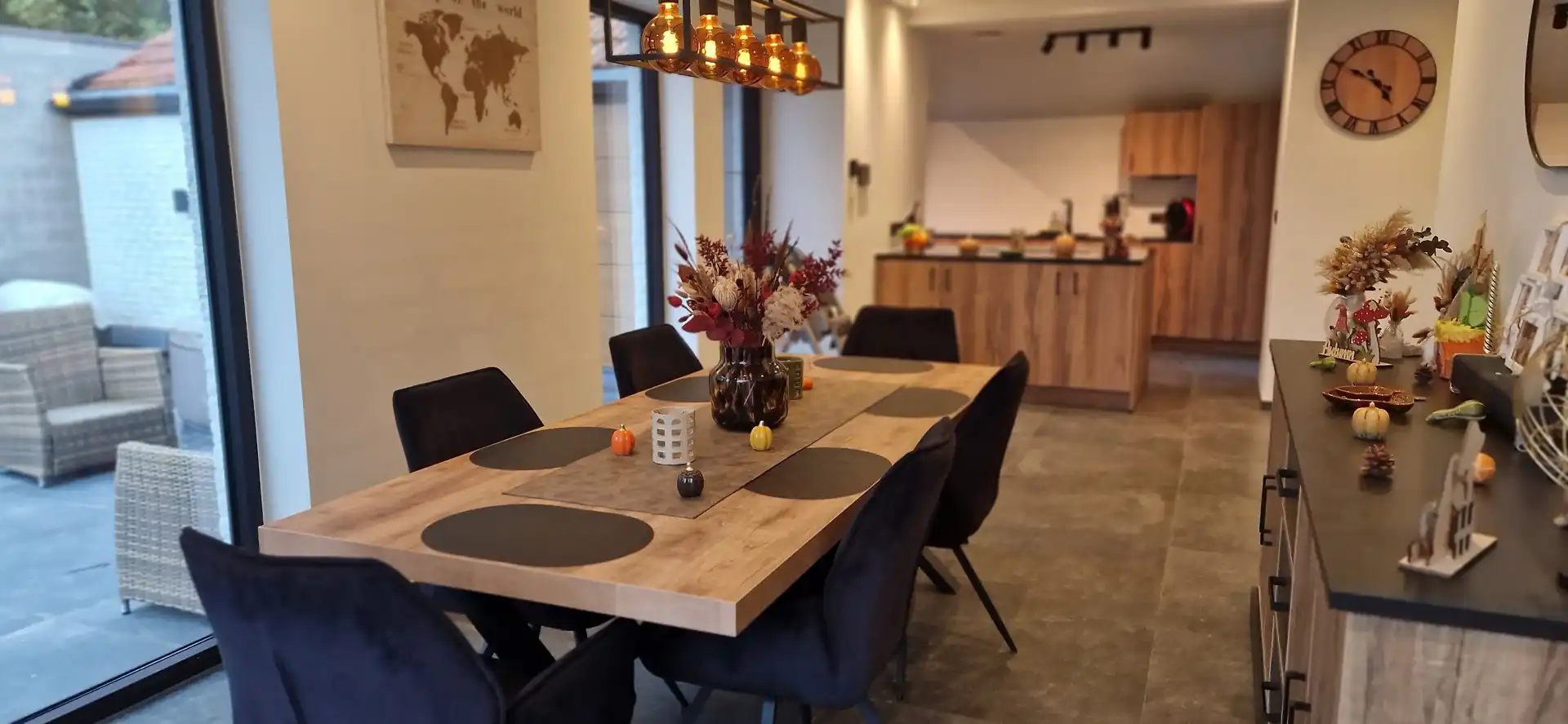 Prachtig  gerenoveerde en rustig gelegen EENGEZINSWONING (2024), bewoonbaar: 192m², met mooie leefruimten, 3 slaapkamers, garage 2 wagens en grote tuin op 14 are 54 ca. foto 12