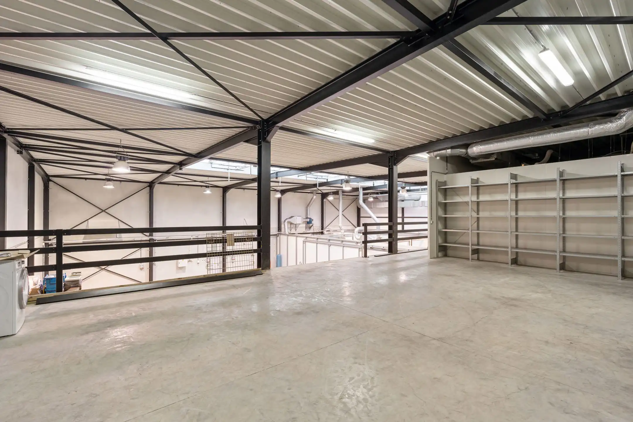 Uitzonderlijk bedrijfsgebouw op Genk-Noord foto 16