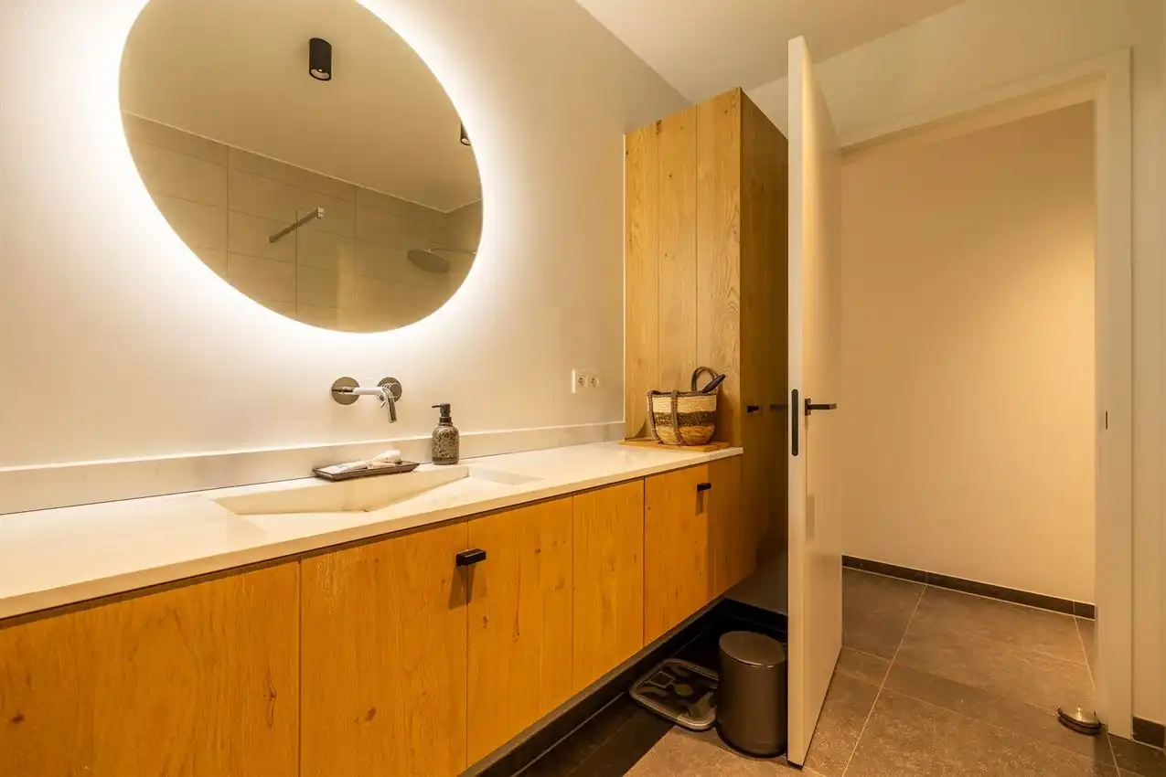 Gemeubelde penthouse met 2 slpk, ruim terras en autostaanplaats foto 12