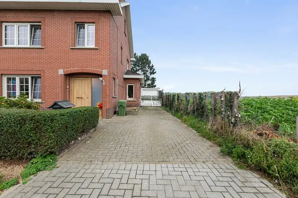 GEZELLIGE GEZINSWONING MET 3 SLKS, GARAGE EN VEEL PRIVACY foto 6