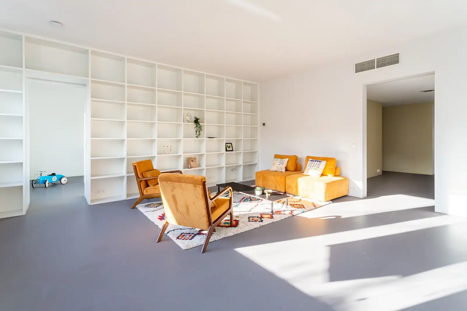 Architecturale parel met een zee van ruimte foto 5