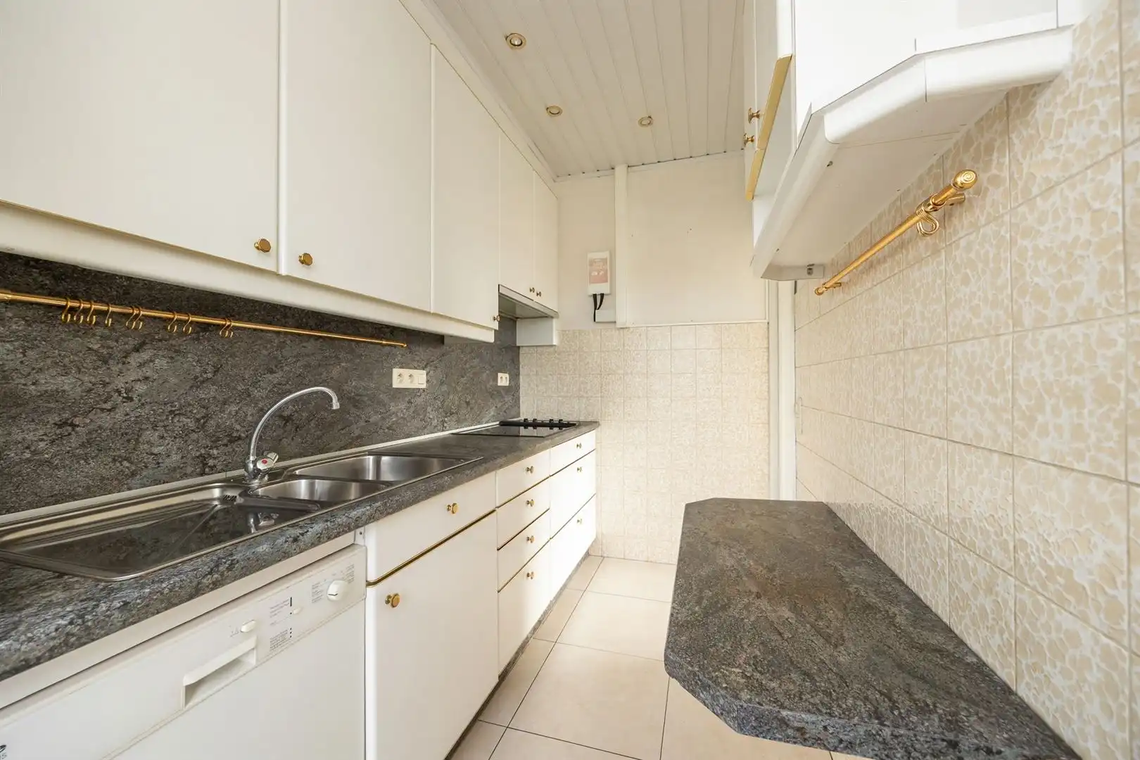 Op te frissen 3-slaapkamerappartement met lift en kelderberging  foto 11