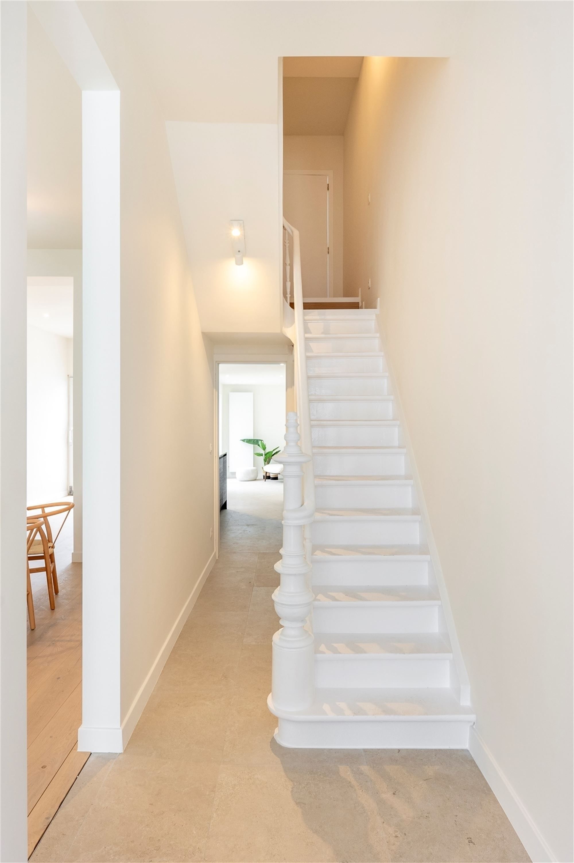 Ruime gerenoveerde woning met tuin foto 17