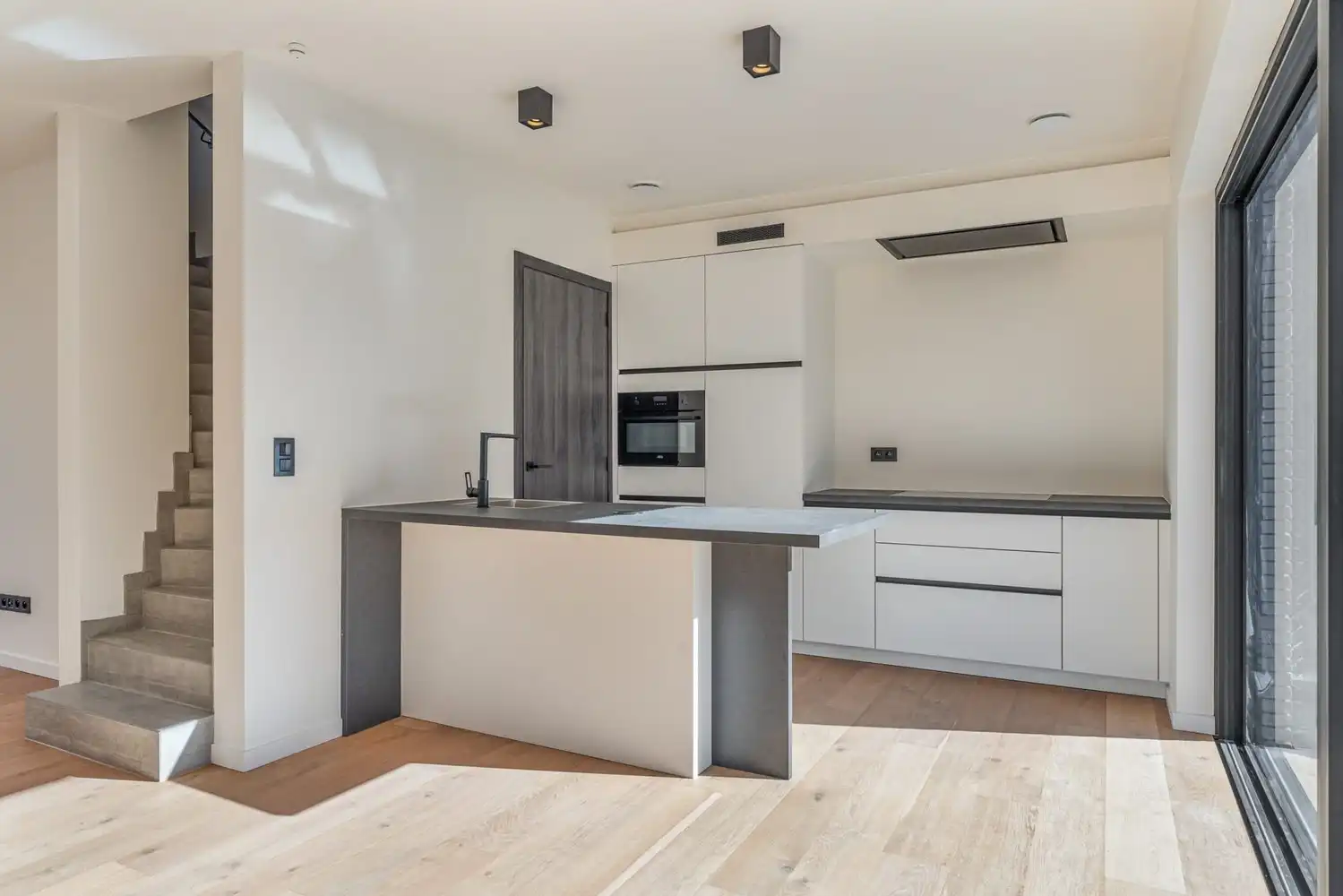 Instapklare nieuwbouw rijwoning met 3 slaapkamers en ruim terras! foto 6