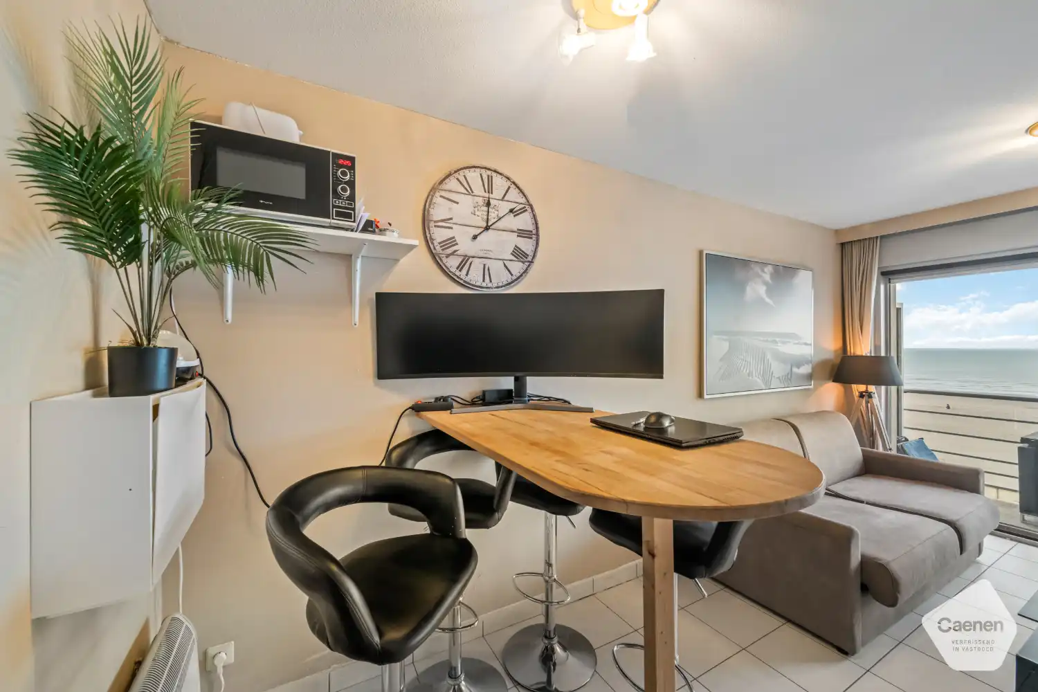 Moderne instapklare studio met prachtig frontaal zicht op zee foto 2