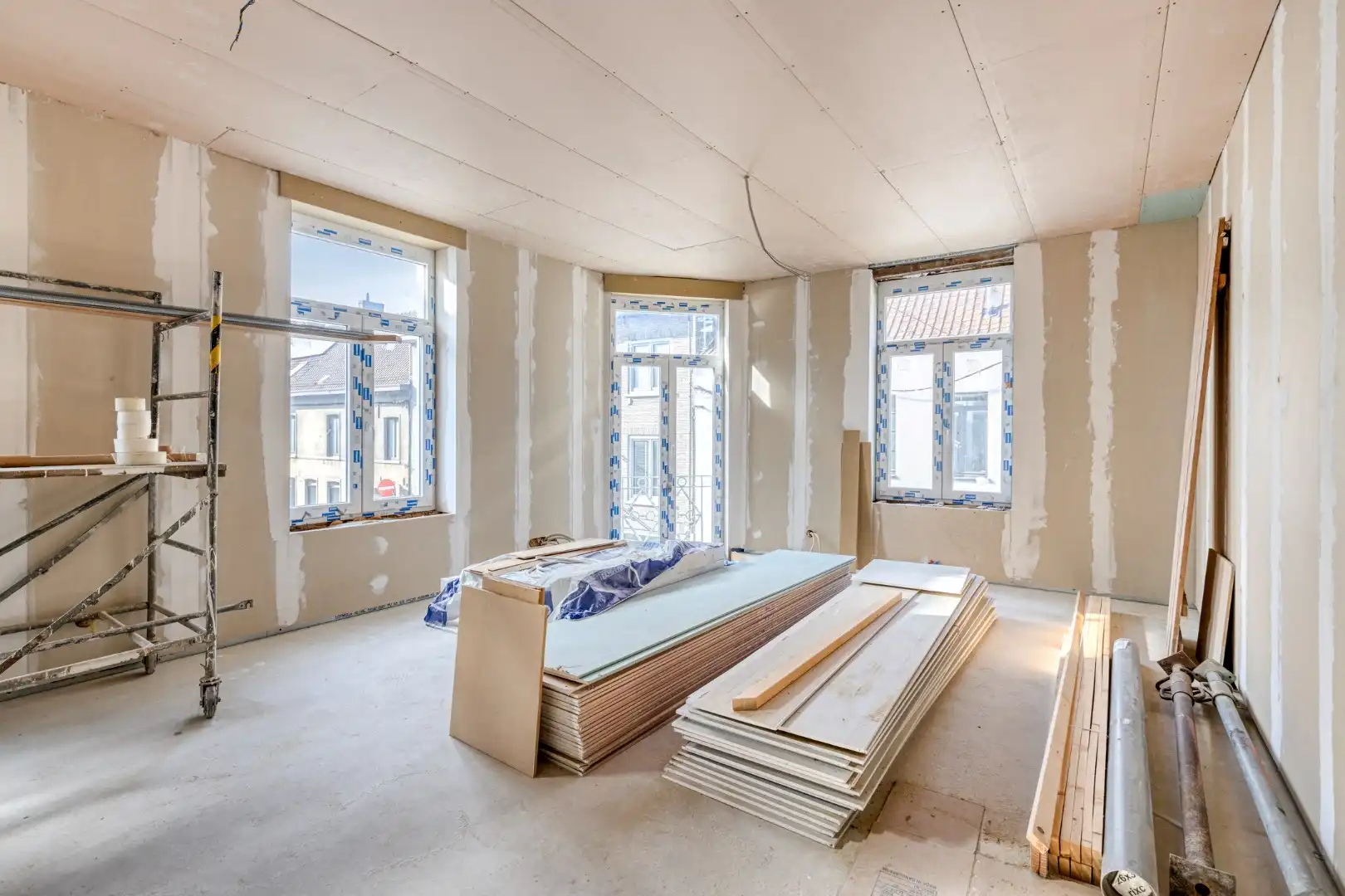 Commercieel pand met verder af te werken appartement en garage op topligging! foto 11