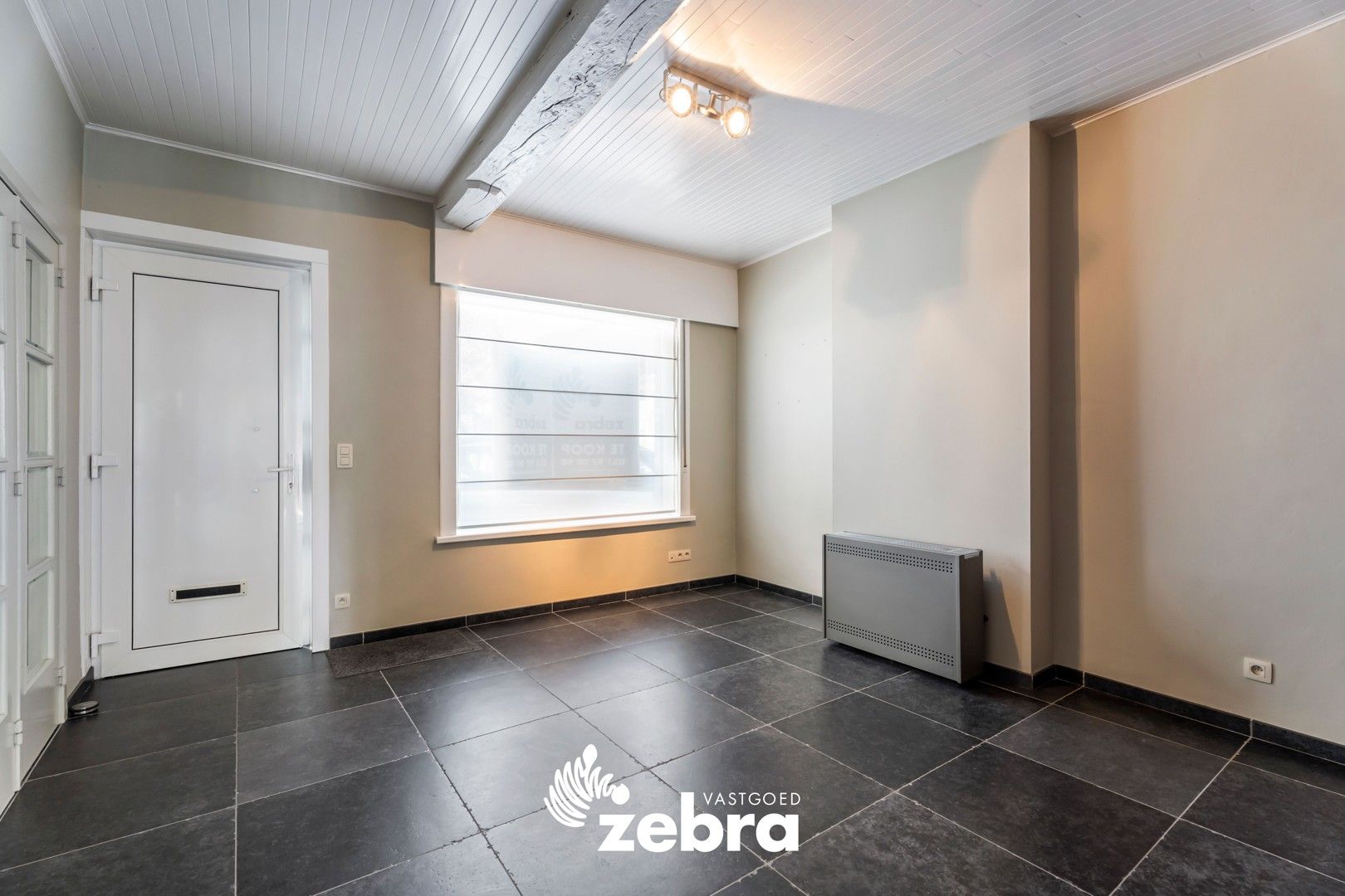 Karaktervolle woning met drie slaapkamers en zuidwestgerichte tuin te Tielt! foto 2