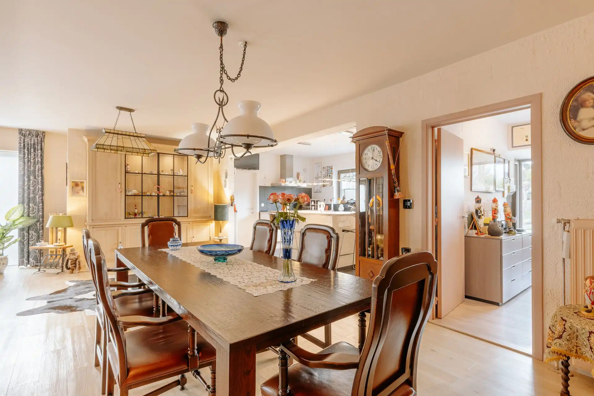 Stijlvolle halfopen woning met grote tuin en zwembad! foto 4