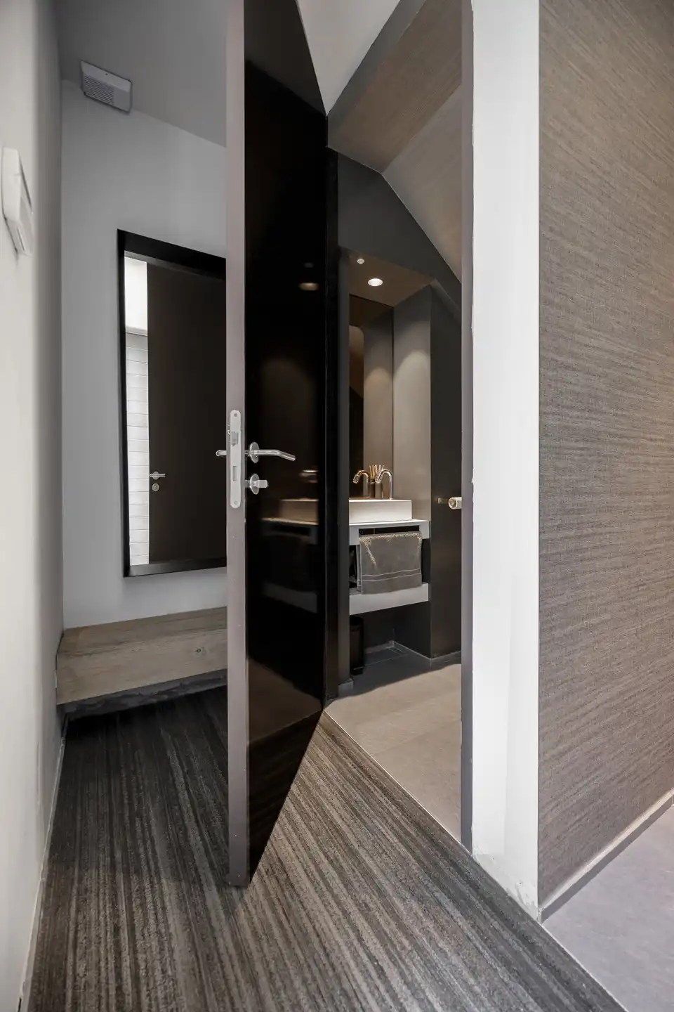 Luxueuze moderne villa met zwemvijver en prachtig poolhouse foto 6