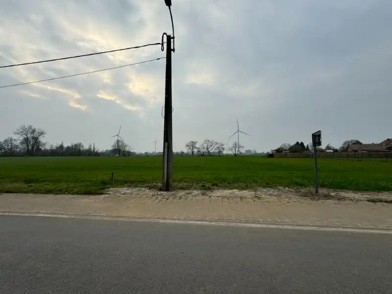 Perceel bouwgrond 653m² in het groen! foto {{pictureIndex}}