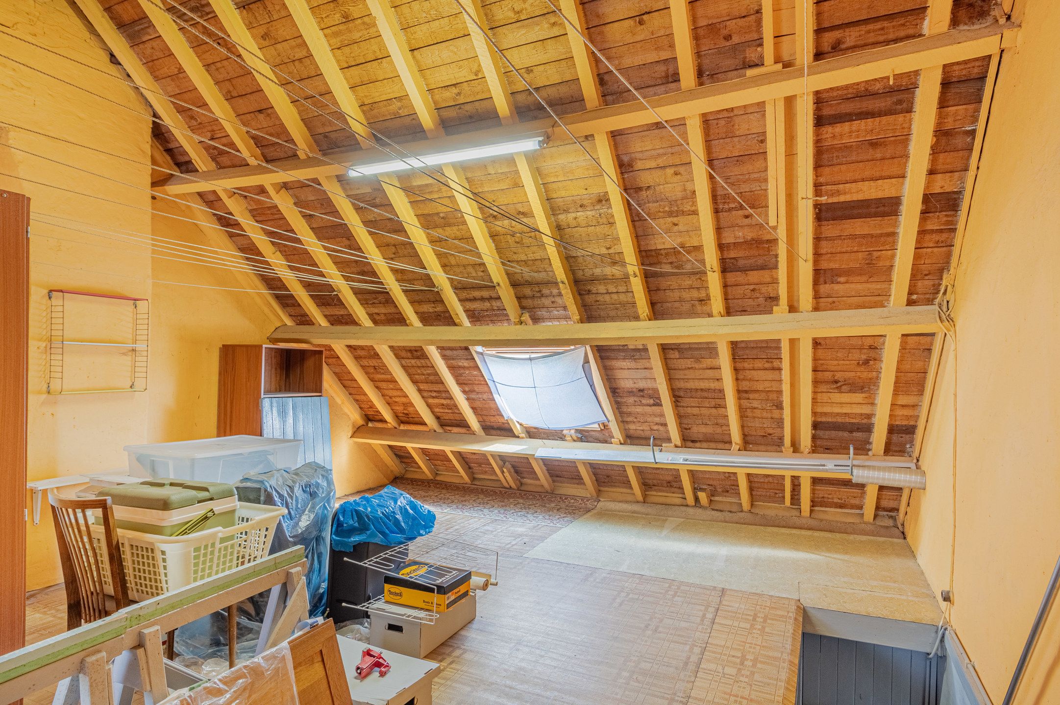 Knusse te renoveren woning met garage foto 17