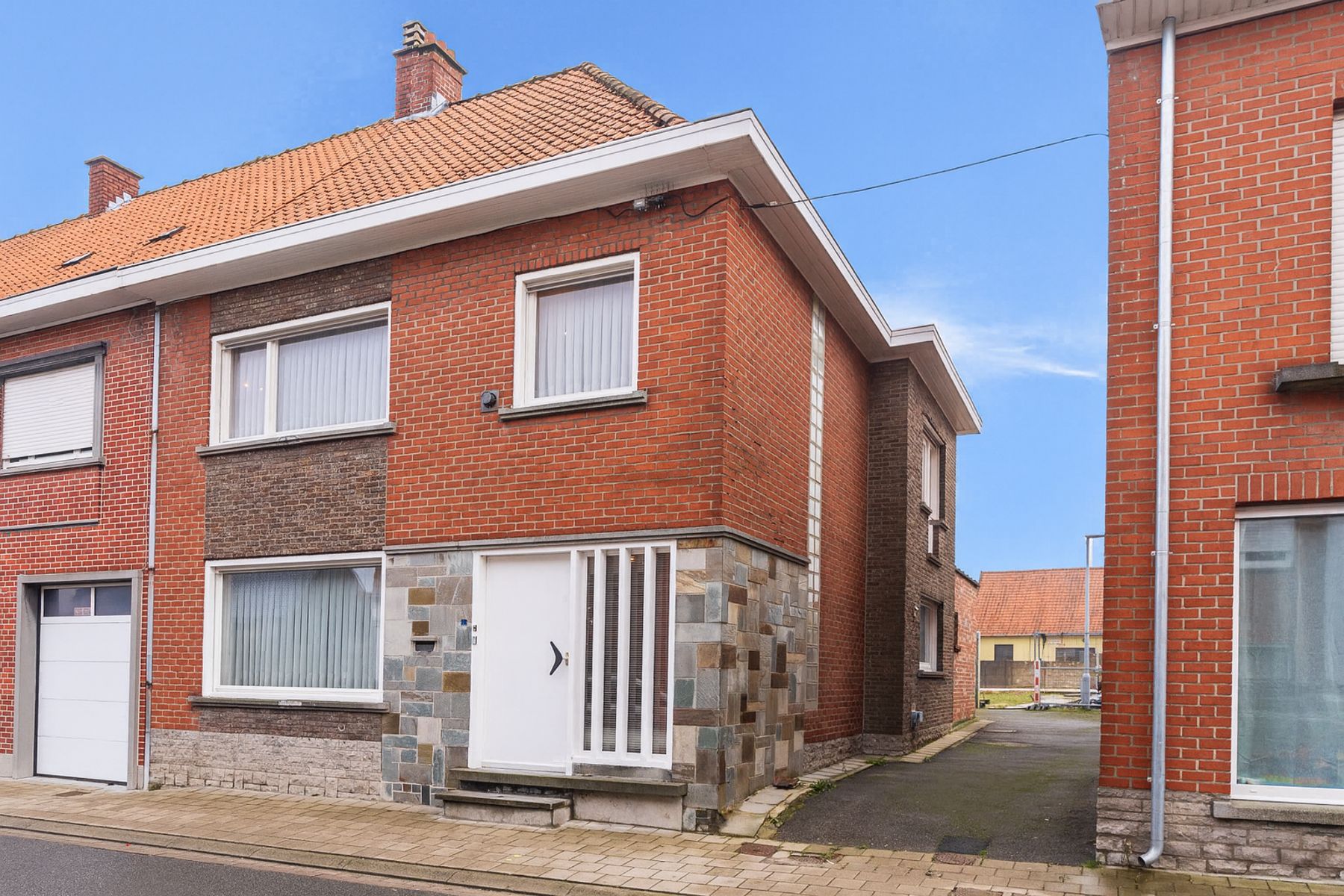 Hoofdfoto van de publicatie: Halfopen gezinswoning met licht, structuur en potentieel