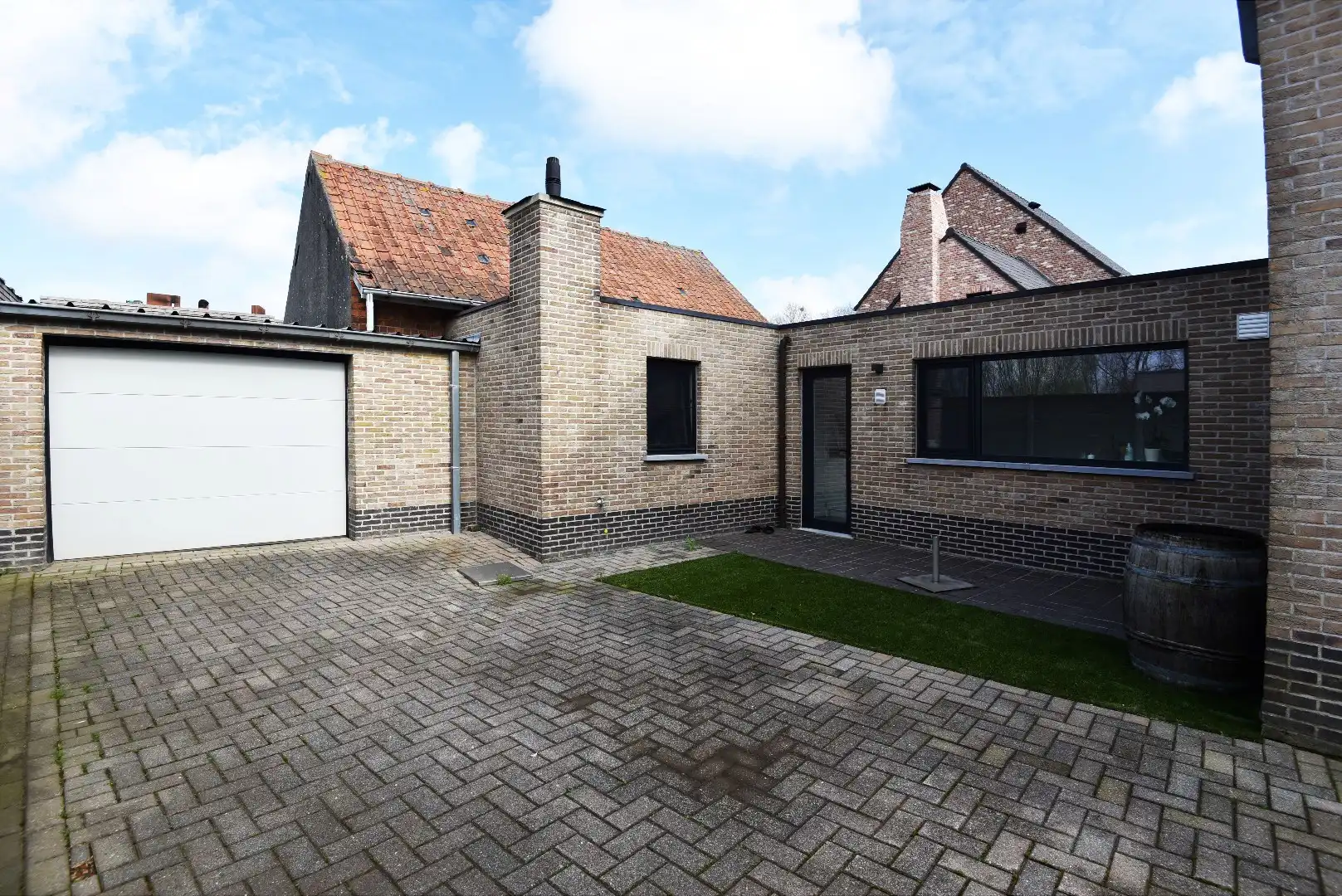 Gerenoveerde open bebouwing met 3 slaapkamers, terras en garage foto 2