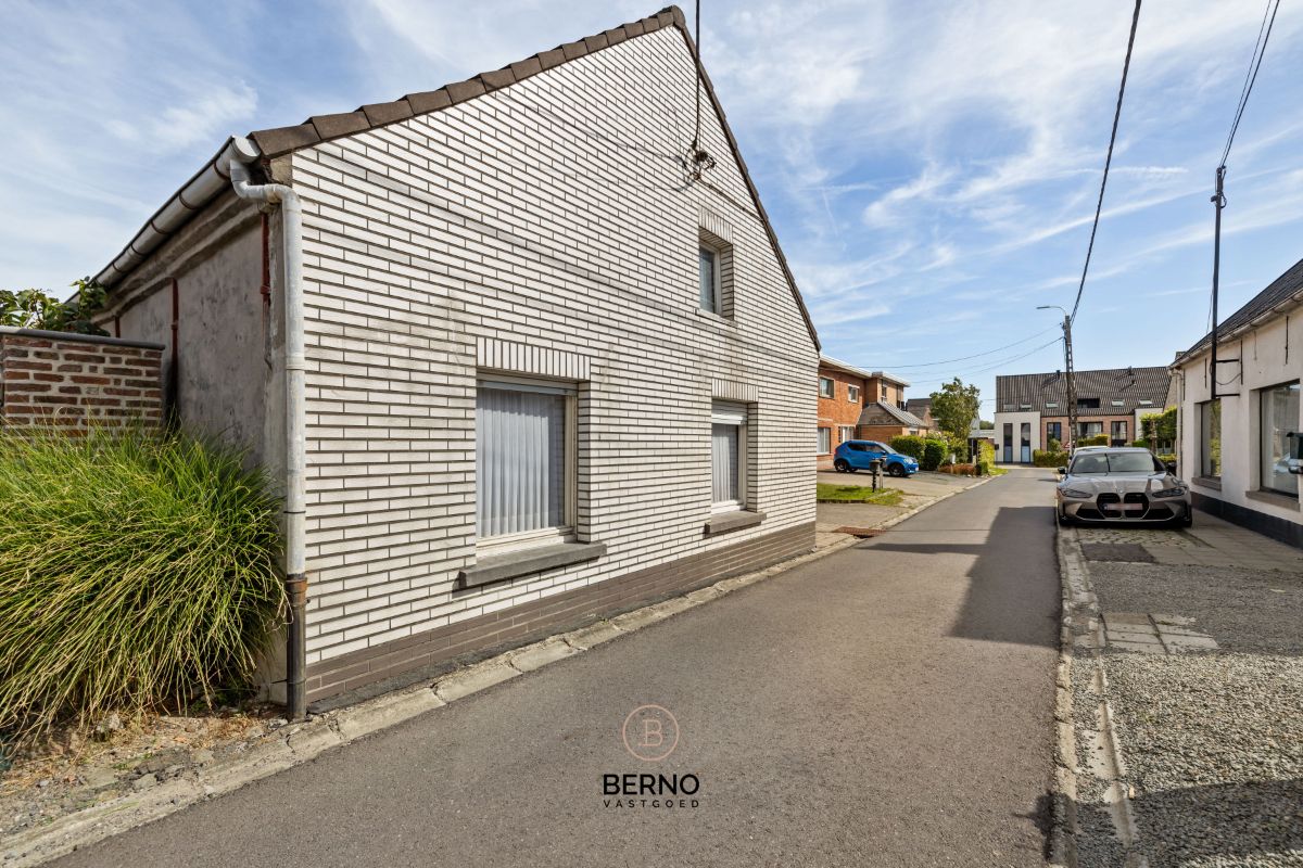 Rustig gelegen woning met garage en tuin. foto 2