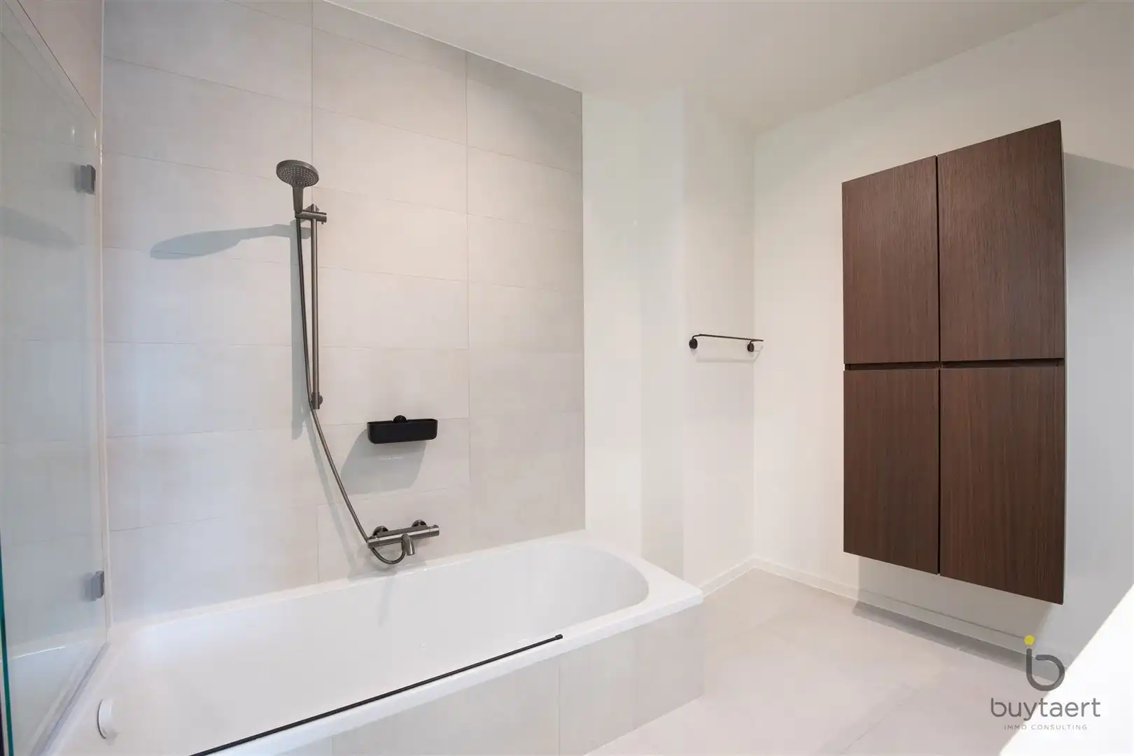 Nieuwbouw gelijkvloers appartement met twee slaapkamers, een tuin en een garage. foto 25