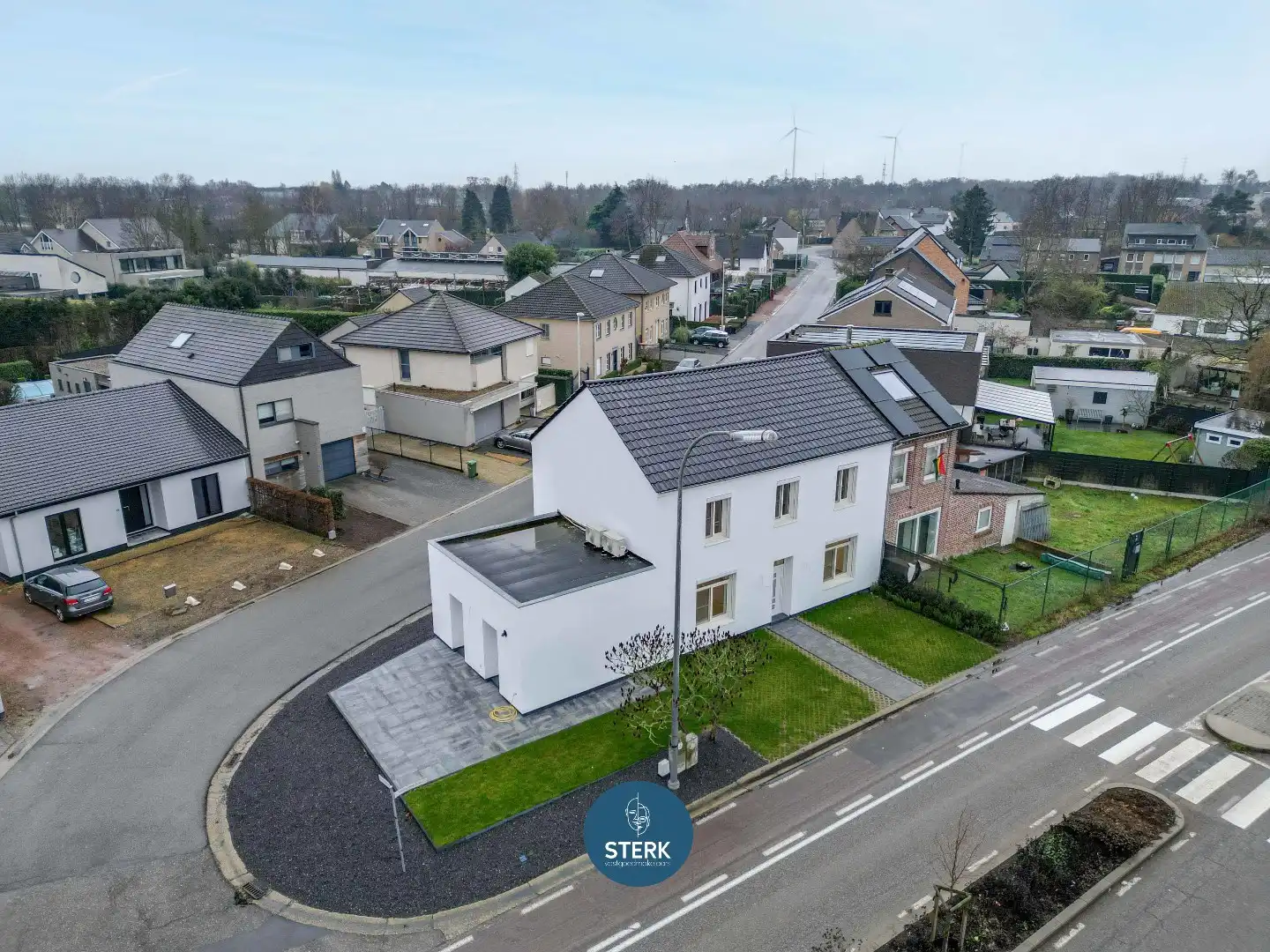 MODERN GERENOVEERDE GEZINSWONING MET 5 SLPKS + 2 BADKAMERS TE LANAKEN !  foto 3