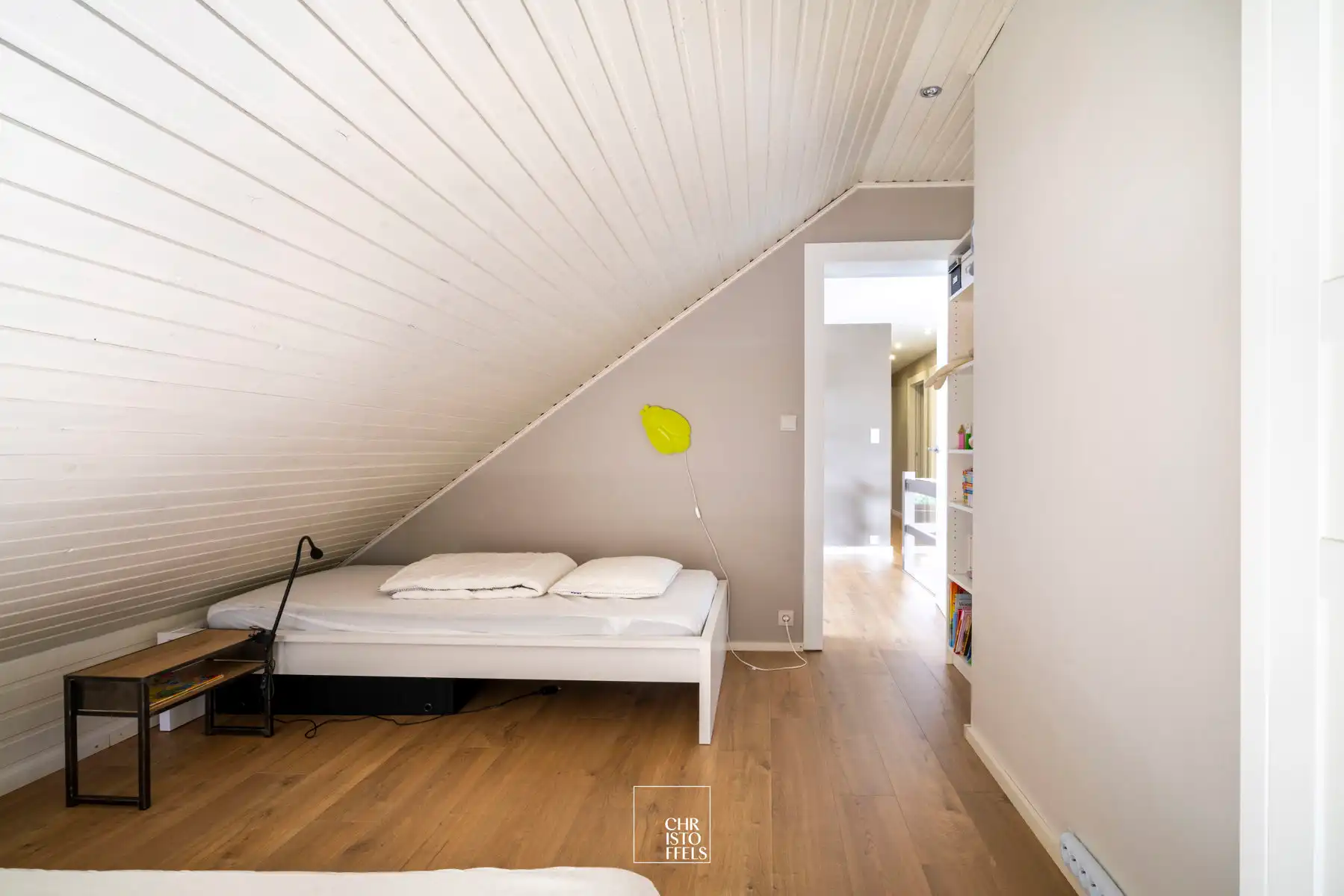 Stijlvol gerenoveerde vrijstaande woning met 3 slaapkamers en 2 badkamers op een perceel van 12a90ca!  foto 18