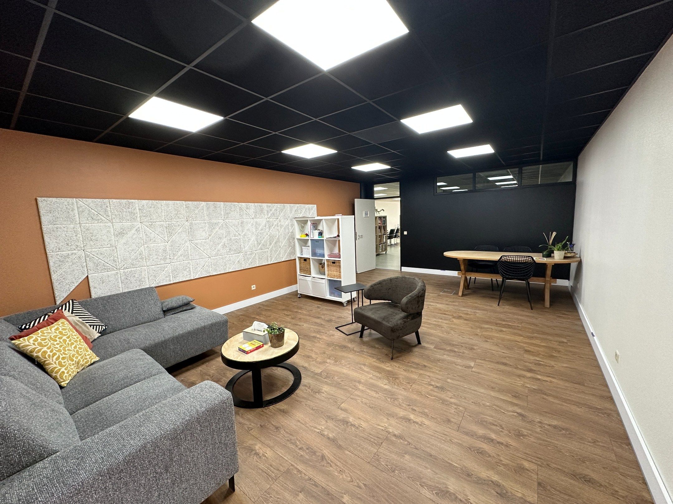 Handelsgelijkvloers van 200m² te Genk centrum, onmiddellijk beschikbaar foto 4