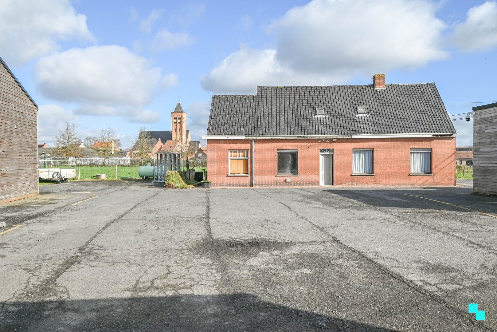 Landelijk gelegen woning met diverse loodsen foto 19