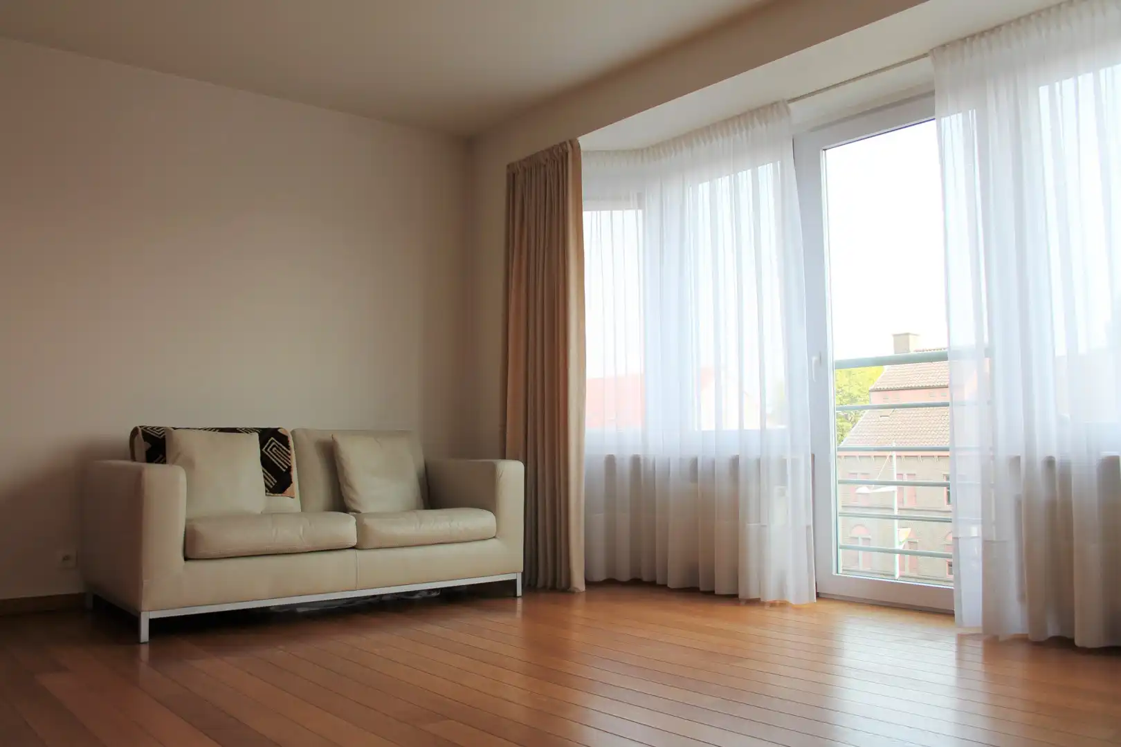 Lichtrijk appartement te koop in centrum Eeklo foto {{pictureIndex}}