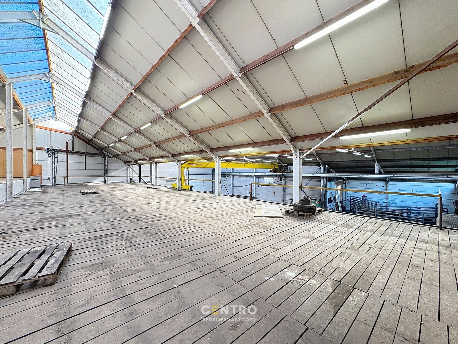 Opslagruimte met showroom en 3 verhuurde appartementen op 3.682m2! foto 12