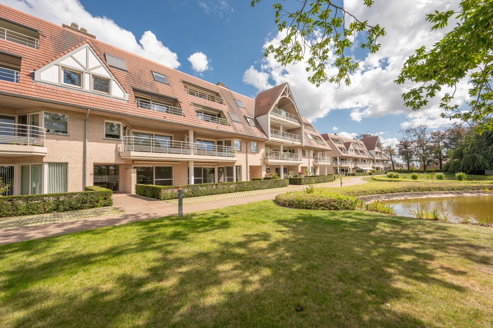 Subliem gelegen appartement met mooi terras! foto 2