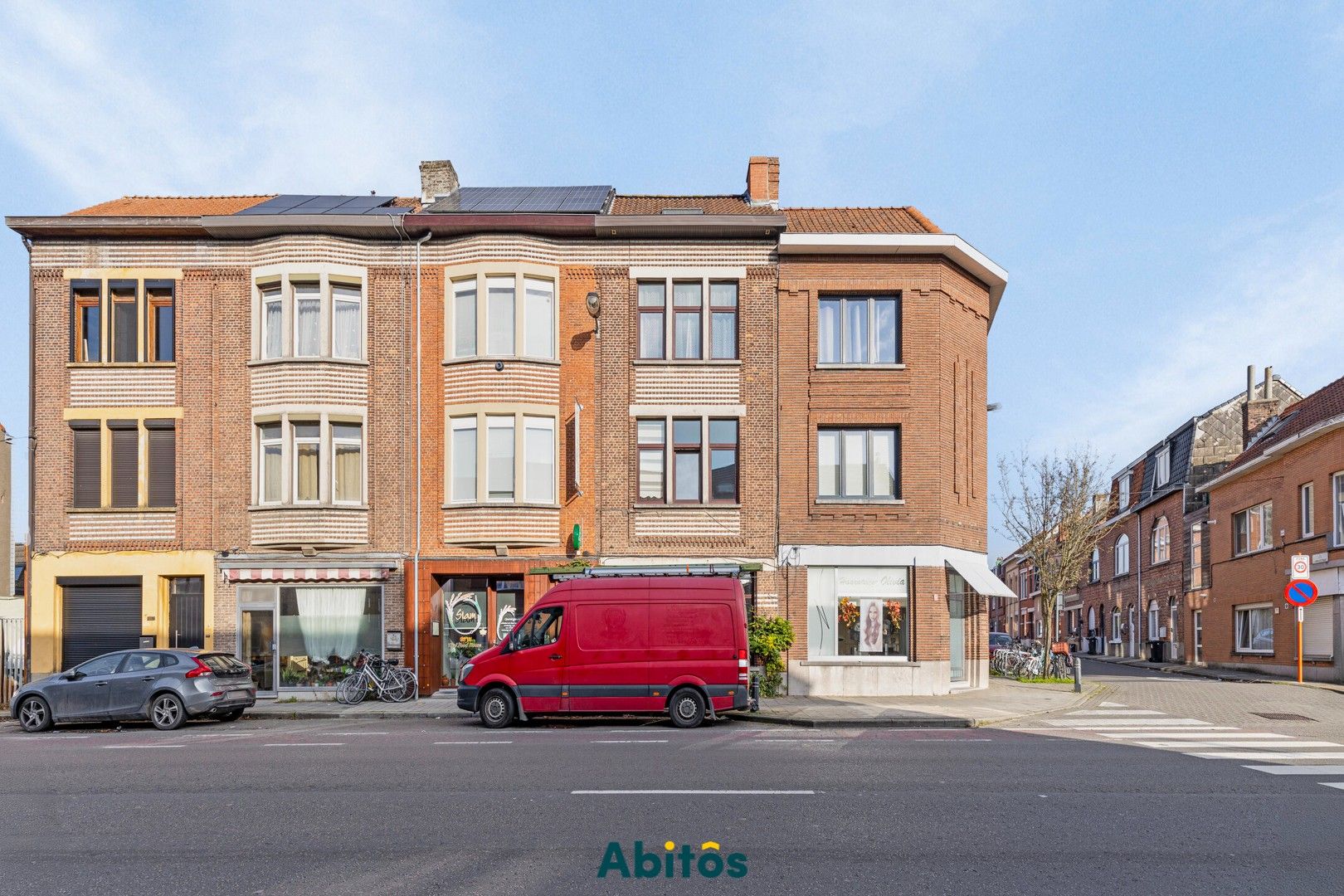 Ruime woning met vier slaapkamers aan de Bourgoyen foto {{pictureIndex}}