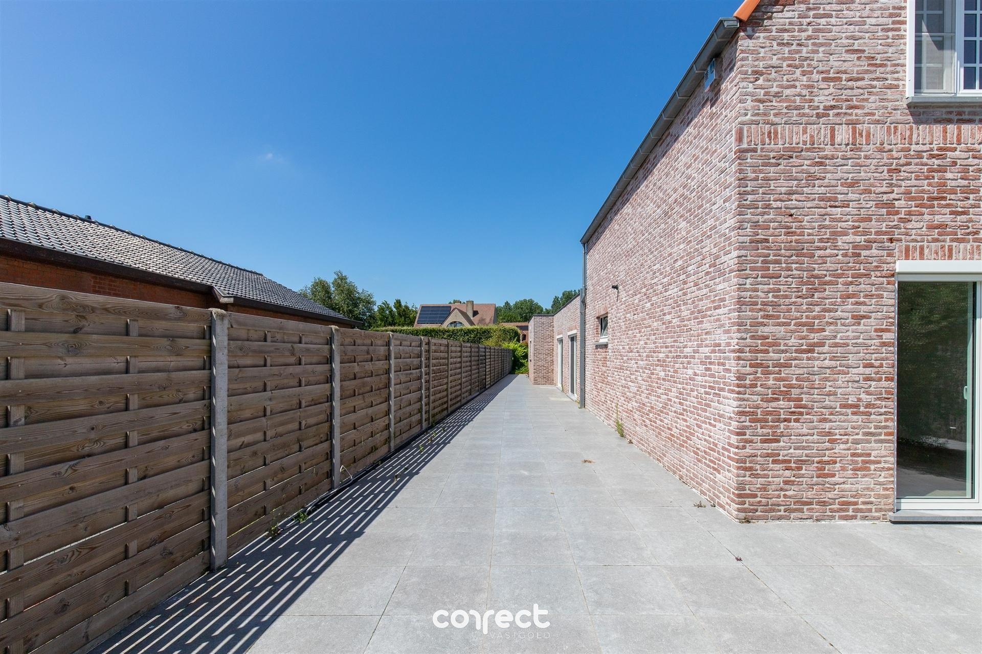 Modern halfopen woning te koop in hartje Oostduinkerke met 3 slaapkamers en diepe tuin foto 3