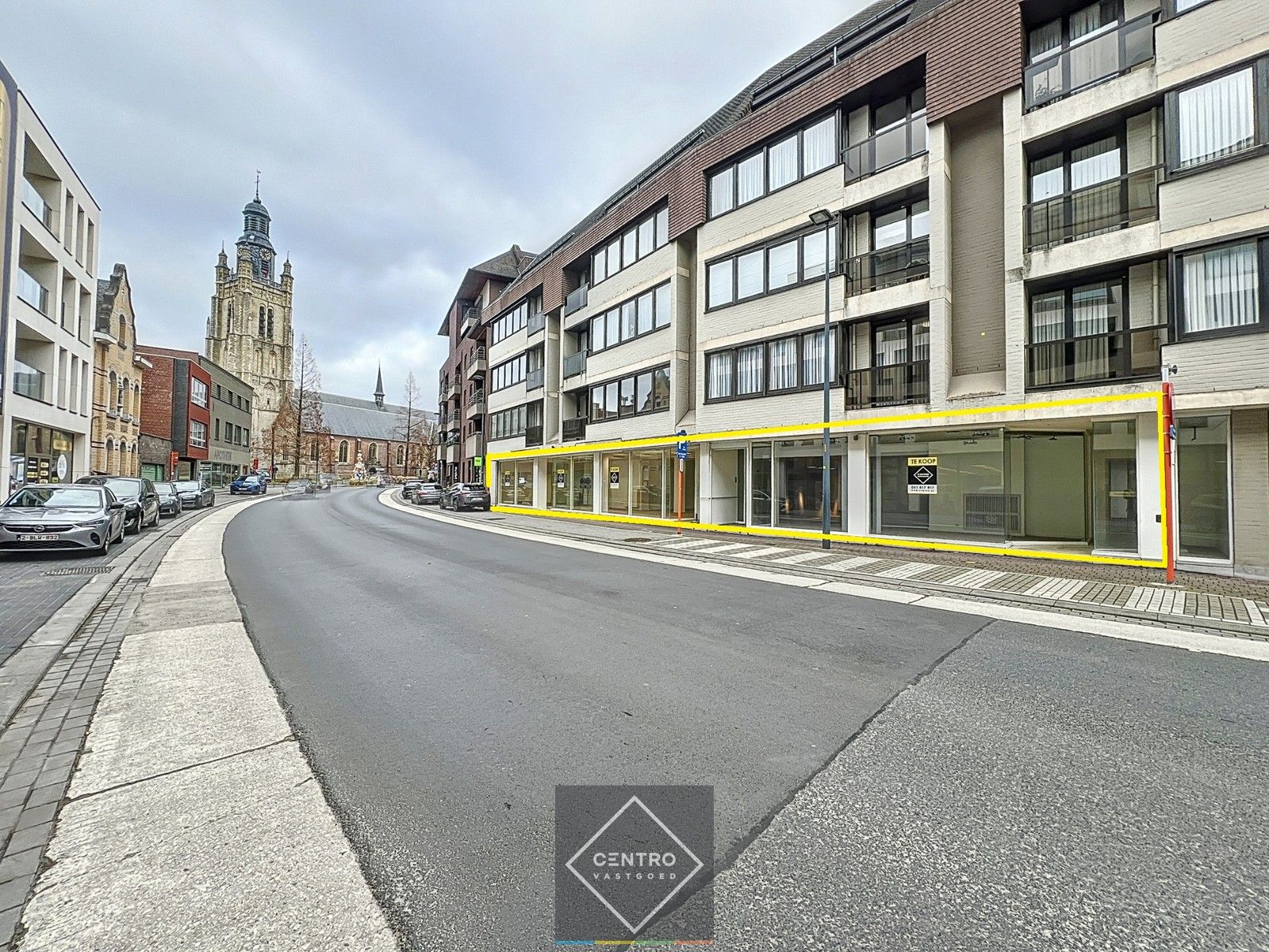 Unieke kantoorruimten van 660m² te Roeselare - dicht bij de Grote Markt ! foto {{pictureIndex}}