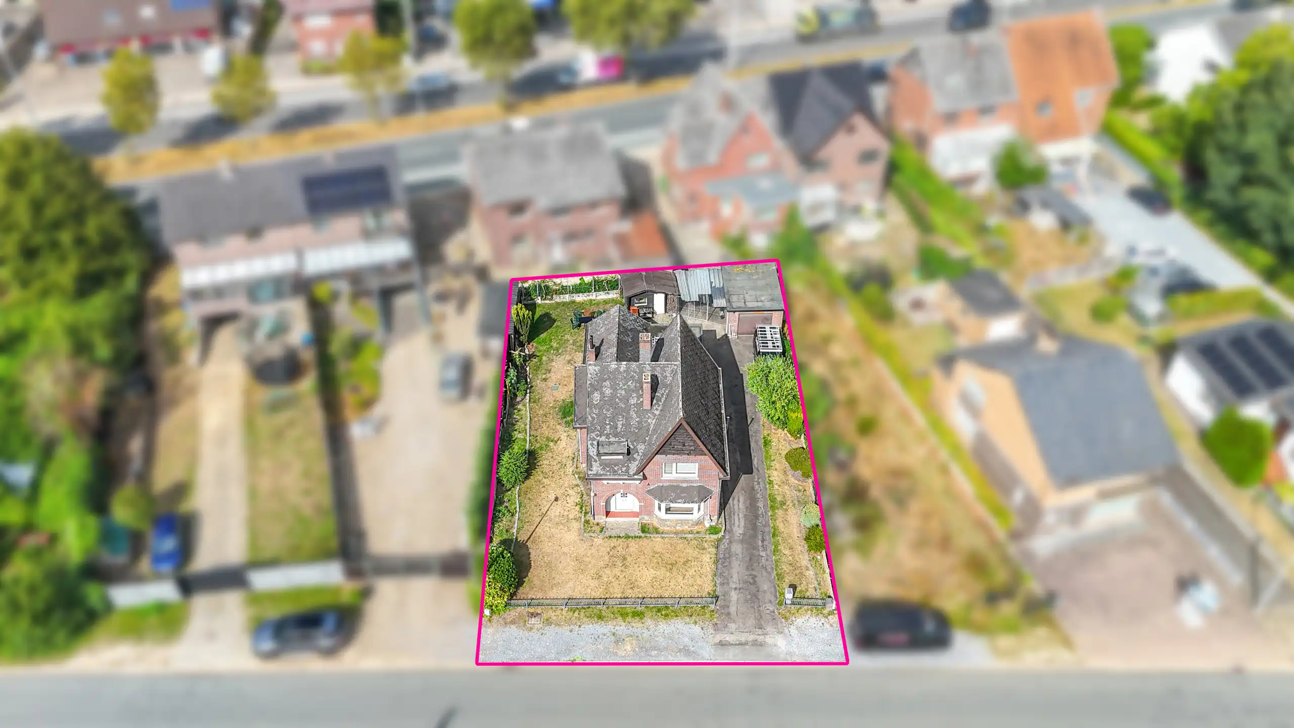 Ruime gezinswoning op groot perceel met veranda en tuin! foto 2