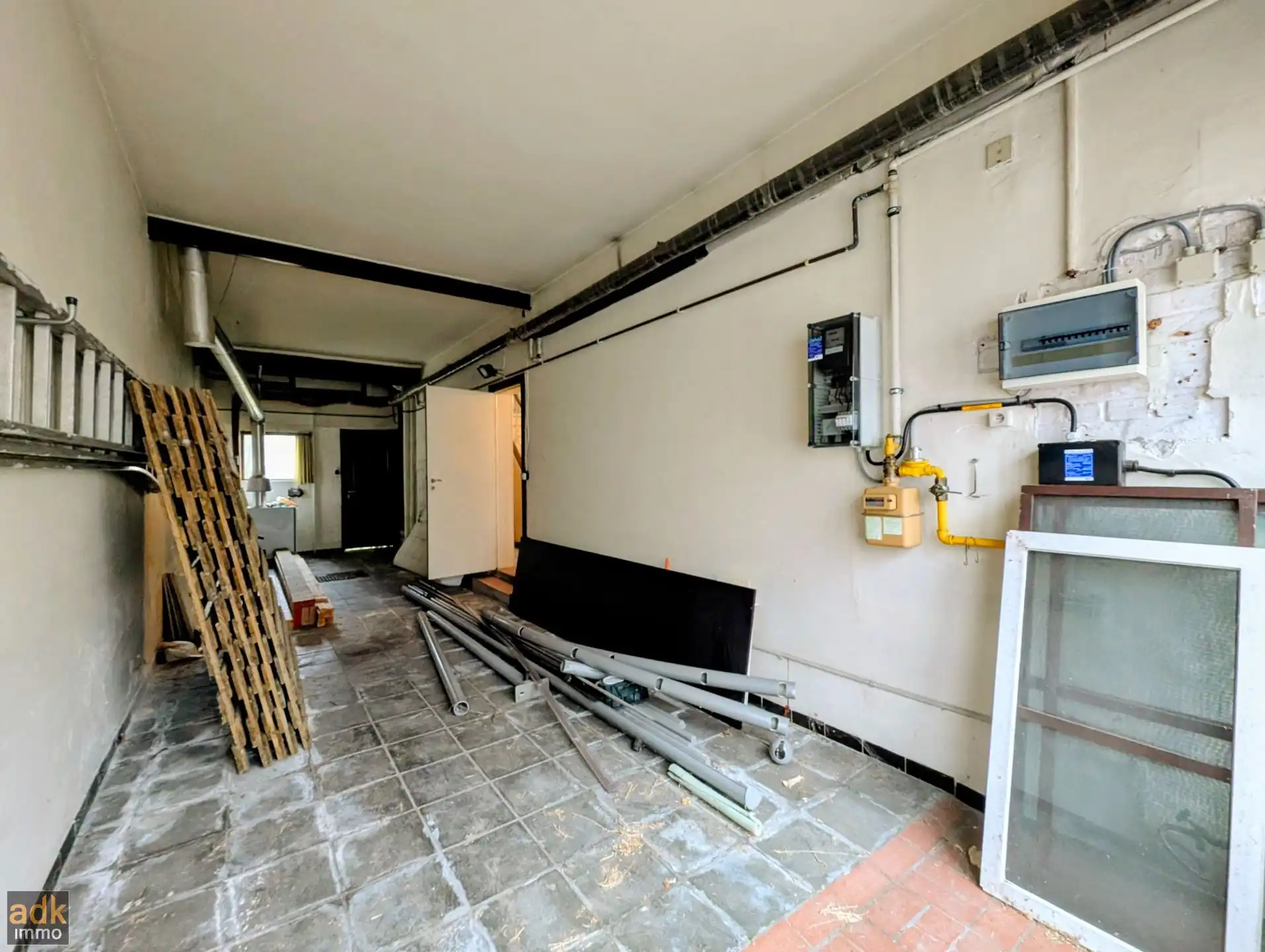 Ruime te renoveren woning met 4 slaapkamers, tuin en garage in Adinkerke te koop. foto 9